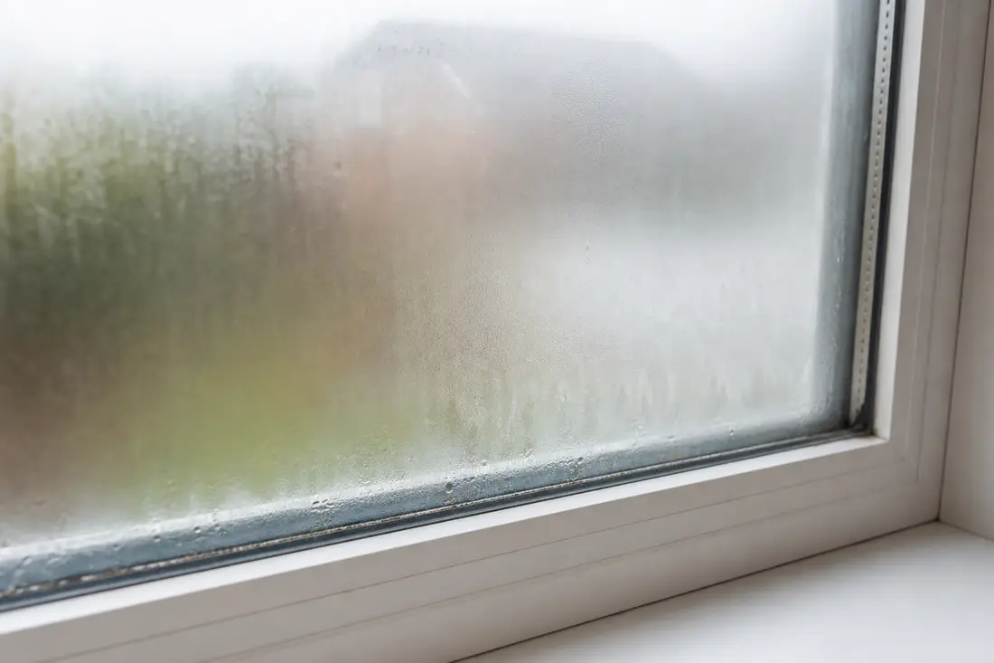 Condensation et buée emprisonnées entre les deux vitres d'un double vitrage dont le joint est défaillant