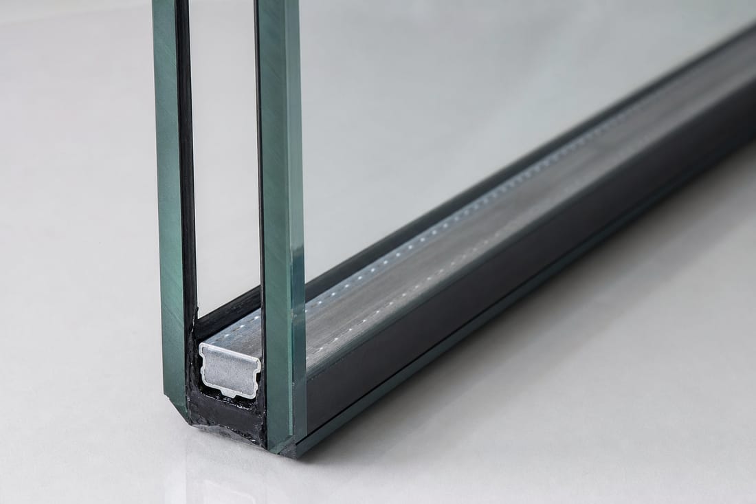 Exemple : coupe de double vitrage avec intercalaire et joint