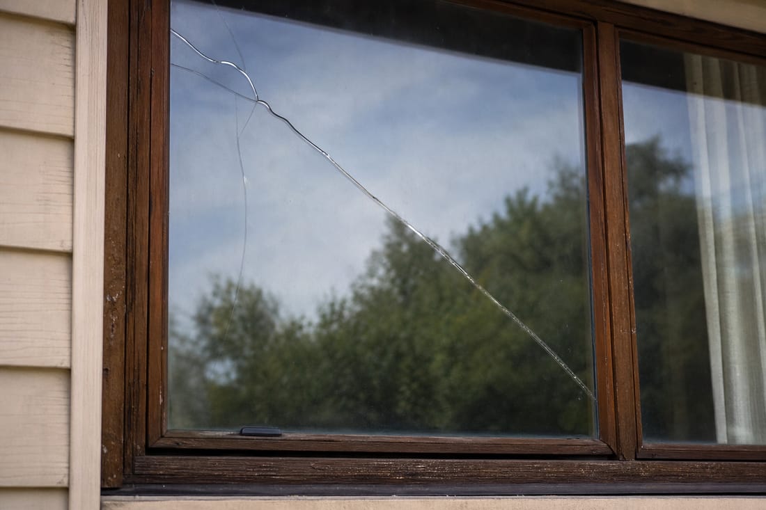 Exemple : fissure traversante sur un vitrage de fenêtre