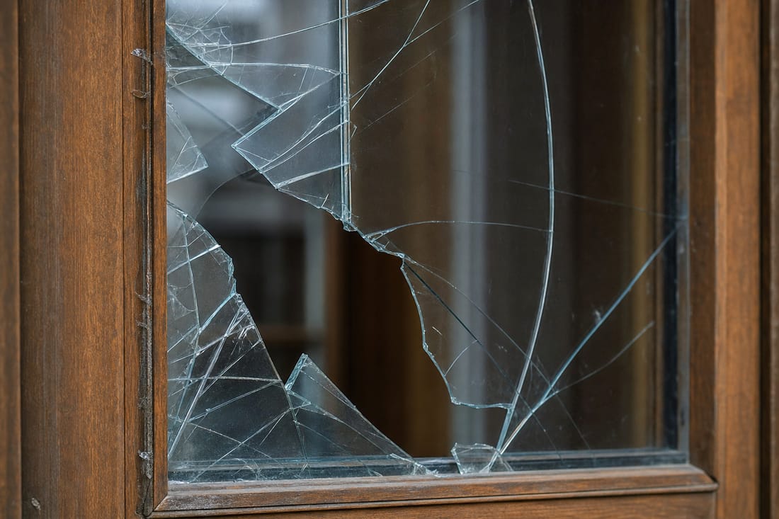 Exemple : vitre brisée prête à être remplacée dans un châssis